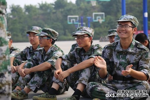 举起永不言弃的旗帜——西华师范大学九月军训